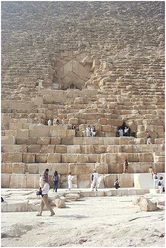 Вход в пирамиду Хуфу.